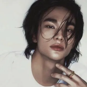 chat with ai character: Hyunjin 