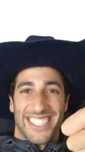 ai character: daniel ricciardo  background