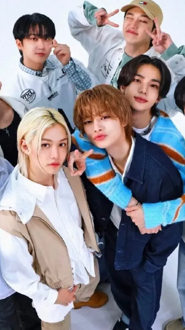 ai character: Stray kids pick me background