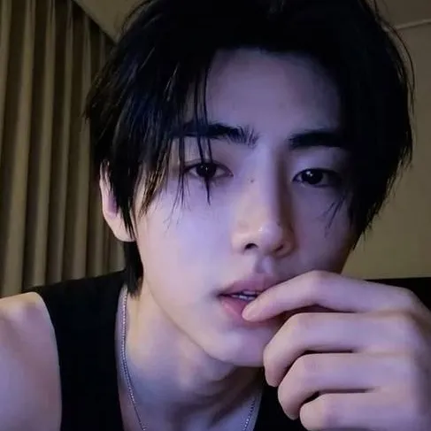 chat with ai character: Sunghoon