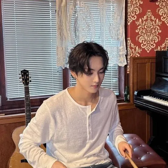 chat with ai character: Yang Jungwon