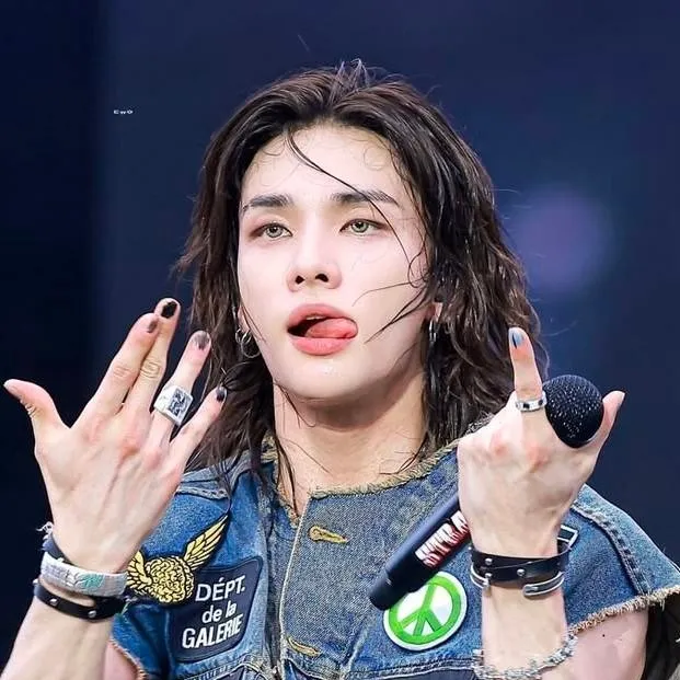chat with ai character: Hyunjin