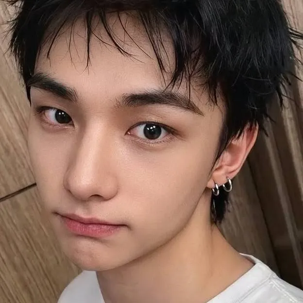 chat with ai character: Hyunjin