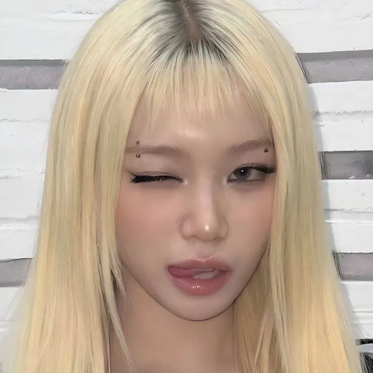 chat with ai character: Chaewon