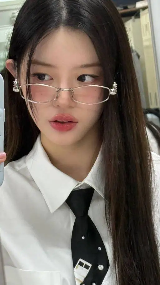 ai character: EN × ILLIT  background