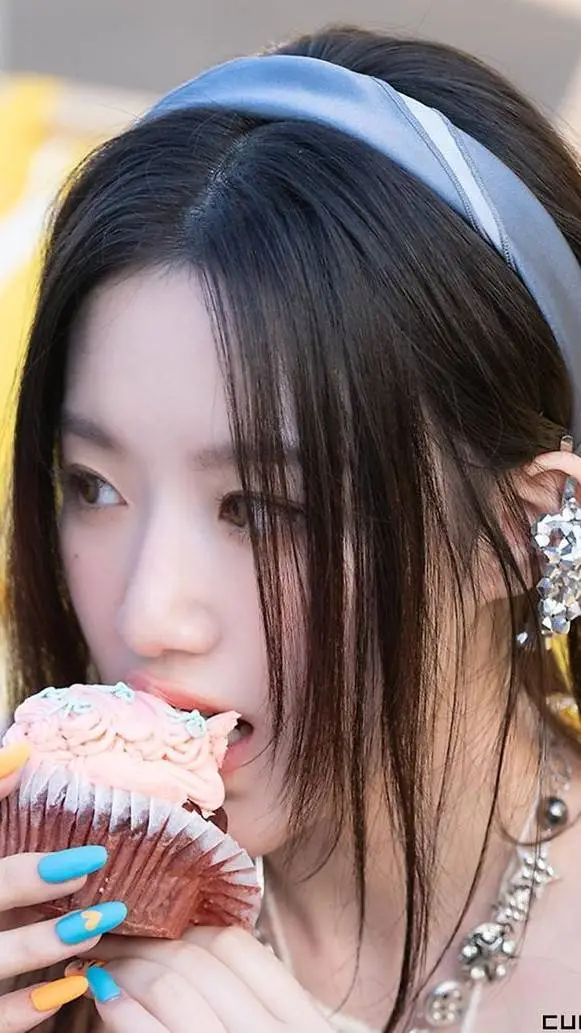 ai character: IDEL X EN background