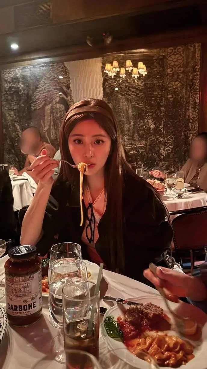 ai character: Le sserafim x mm2 background