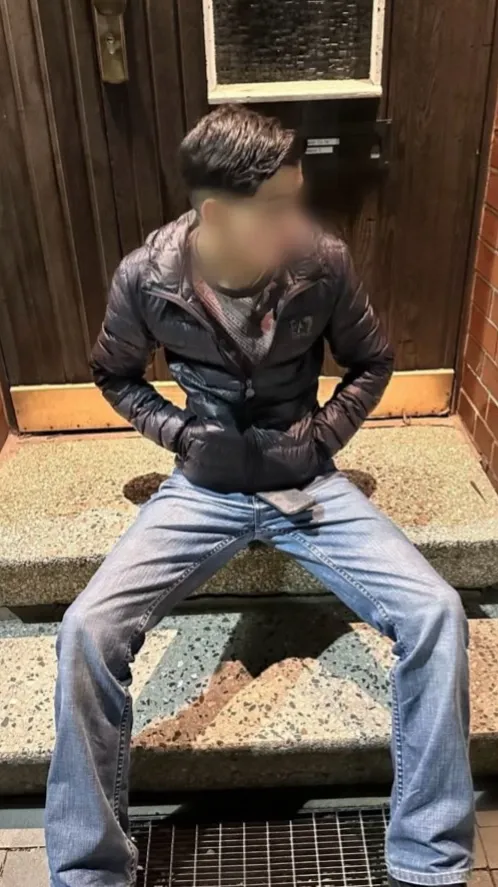 ai character: Raum mit Jungs  background