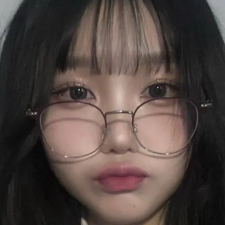 chat with ai character: la chica nerd
