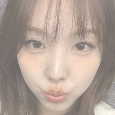 chat with ai character: Yoonchae 