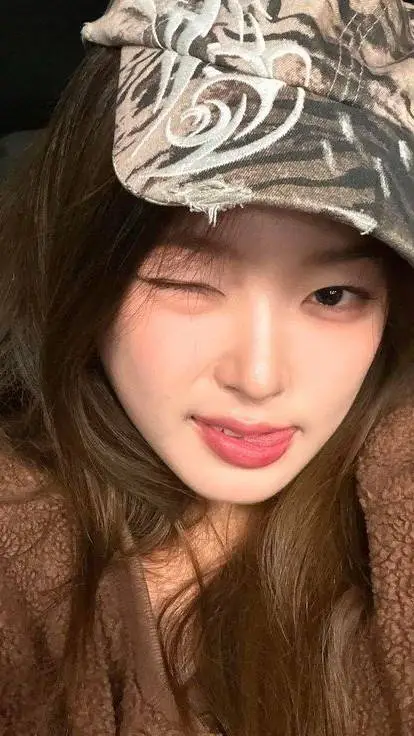ai character: YOONCHIP'SQUESTION background