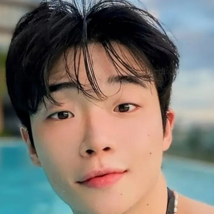 chat with ai character: Woochan