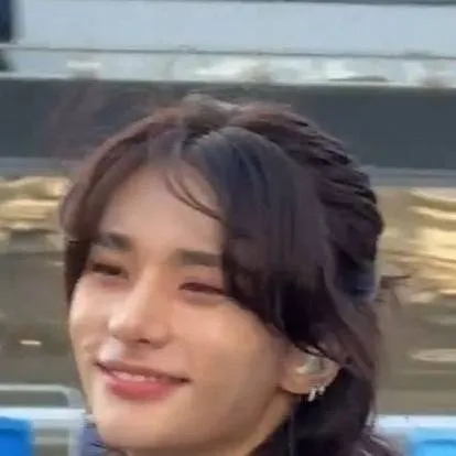 chat with ai character: Hyunjin 