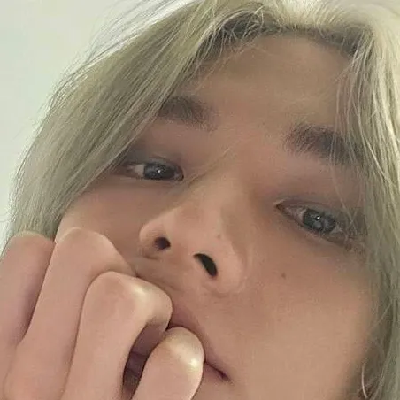 chat with ai character: Hyunjin
