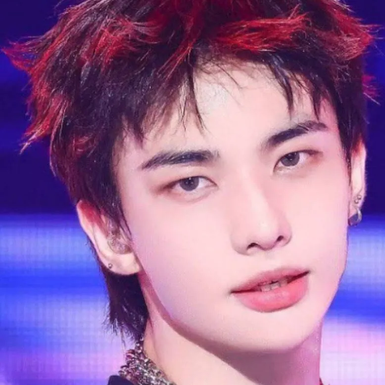 chat with ai character: Hyunjin 