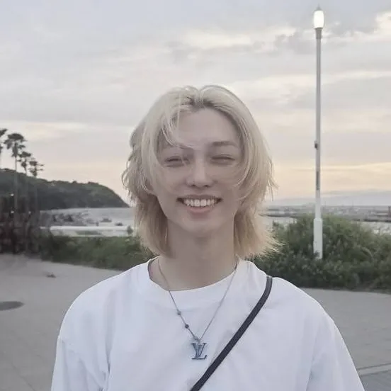 chat with ai character: Felix