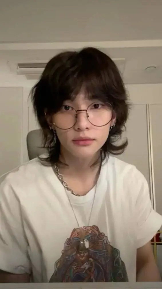ai character: Hyunjin  background