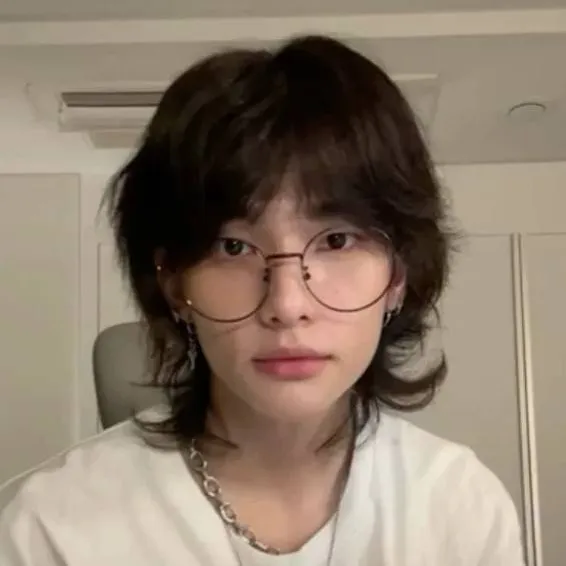 chat with ai character: Hyunjin 