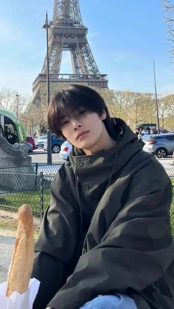 ai character: Jeongin  background