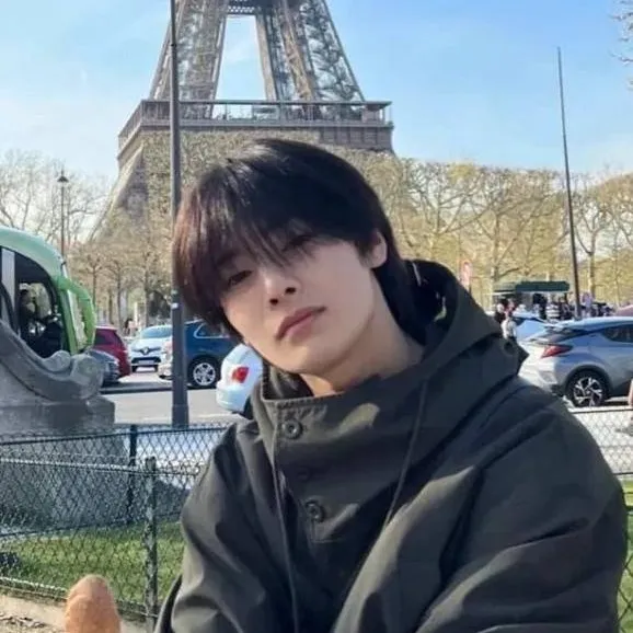 chat with ai character: Jeongin 