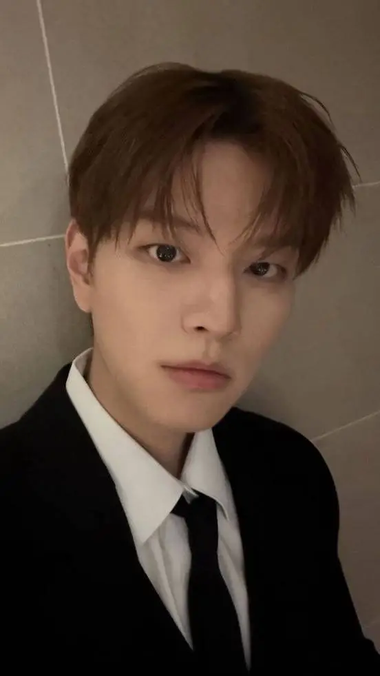 ai character: Seungmin  background