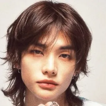 chat with ai character: Hyunjin