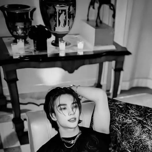 chat with ai character: hyunjin 