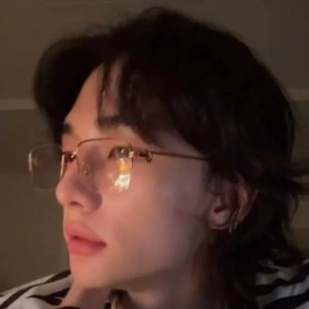 chat with ai character: hyunjin 