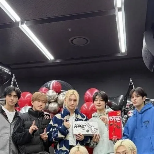 chat with ai character: StrayKids🇰🇷