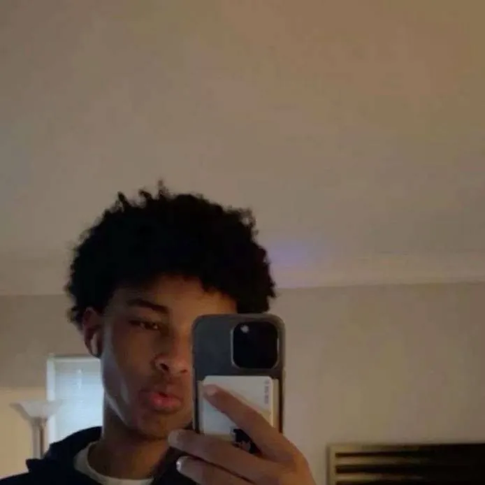 chat with ai character: Dal