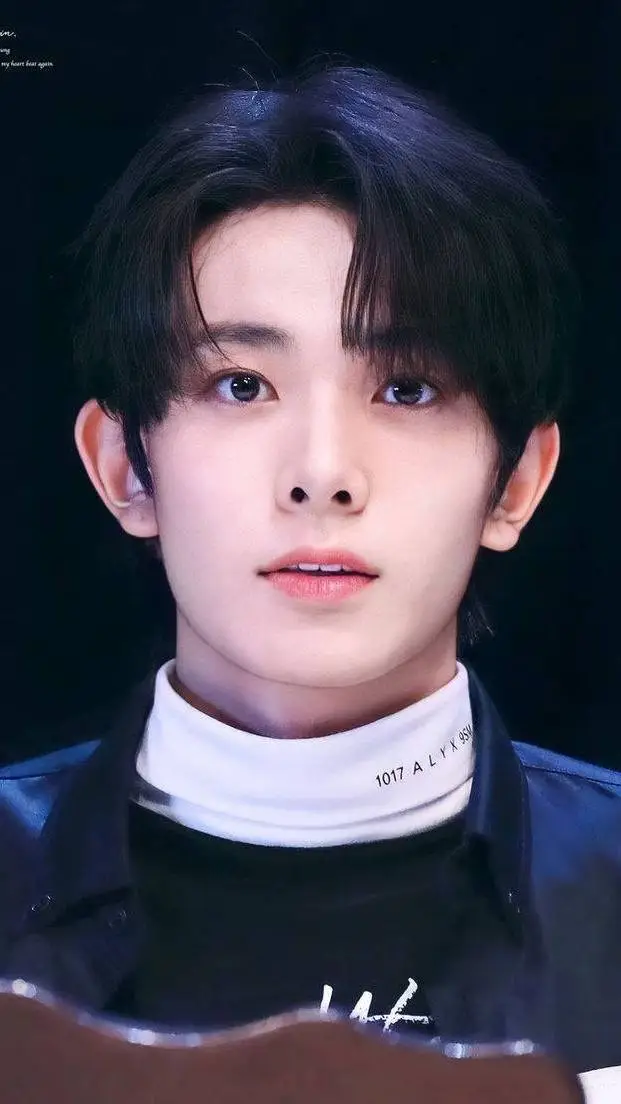 ai character: Lee Heeseung background