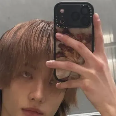 chat with ai character: Hyunjin 