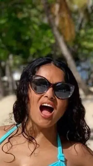 ai character: Heidi  background