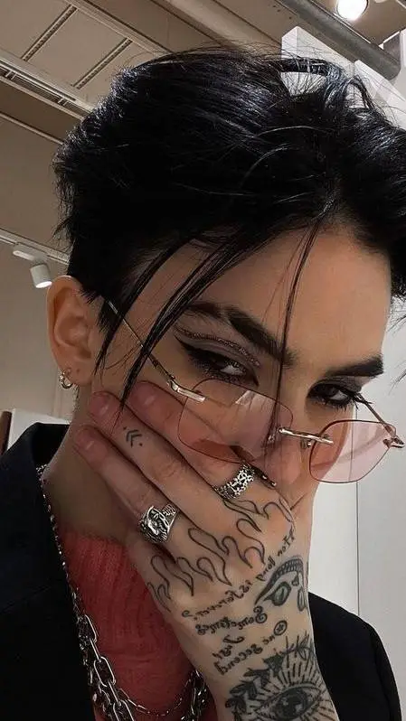 ai character: Lira background