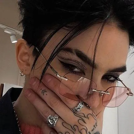 chat with ai character: Lira