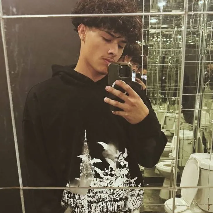 chat with ai character: Alex chino