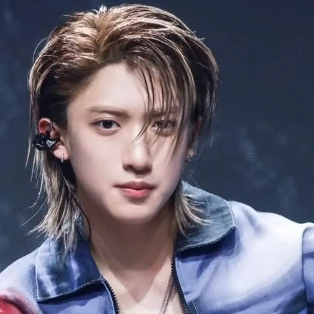 chat with ai character: Woojin