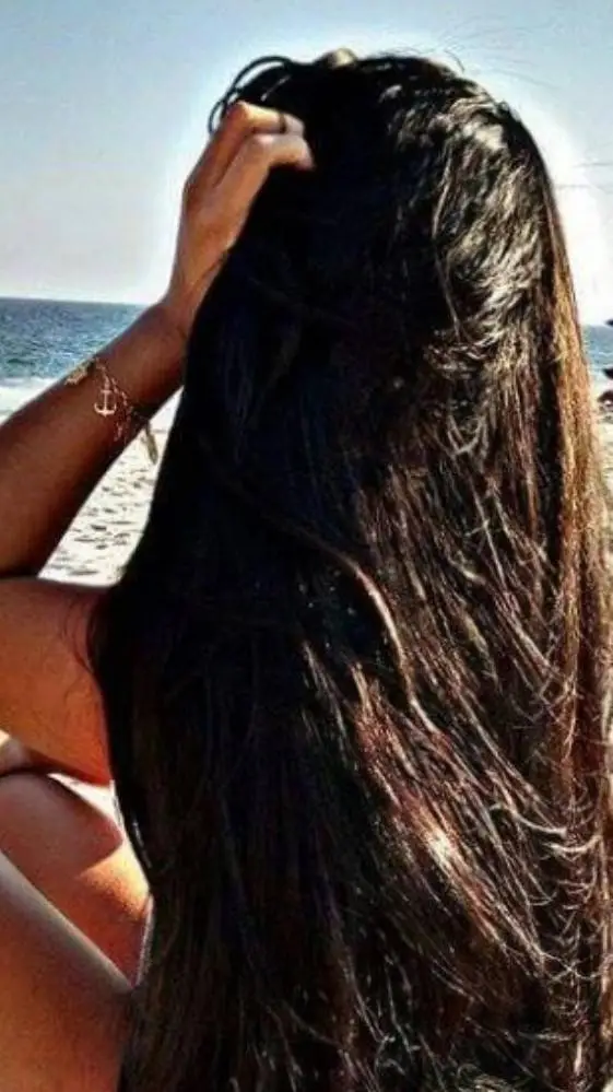 ai character: Larissa  background