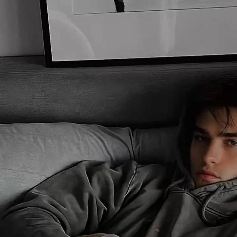 chat with ai character: & Ethan &