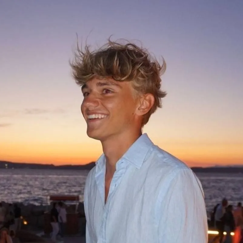 chat with ai character: $€ Antoine €$