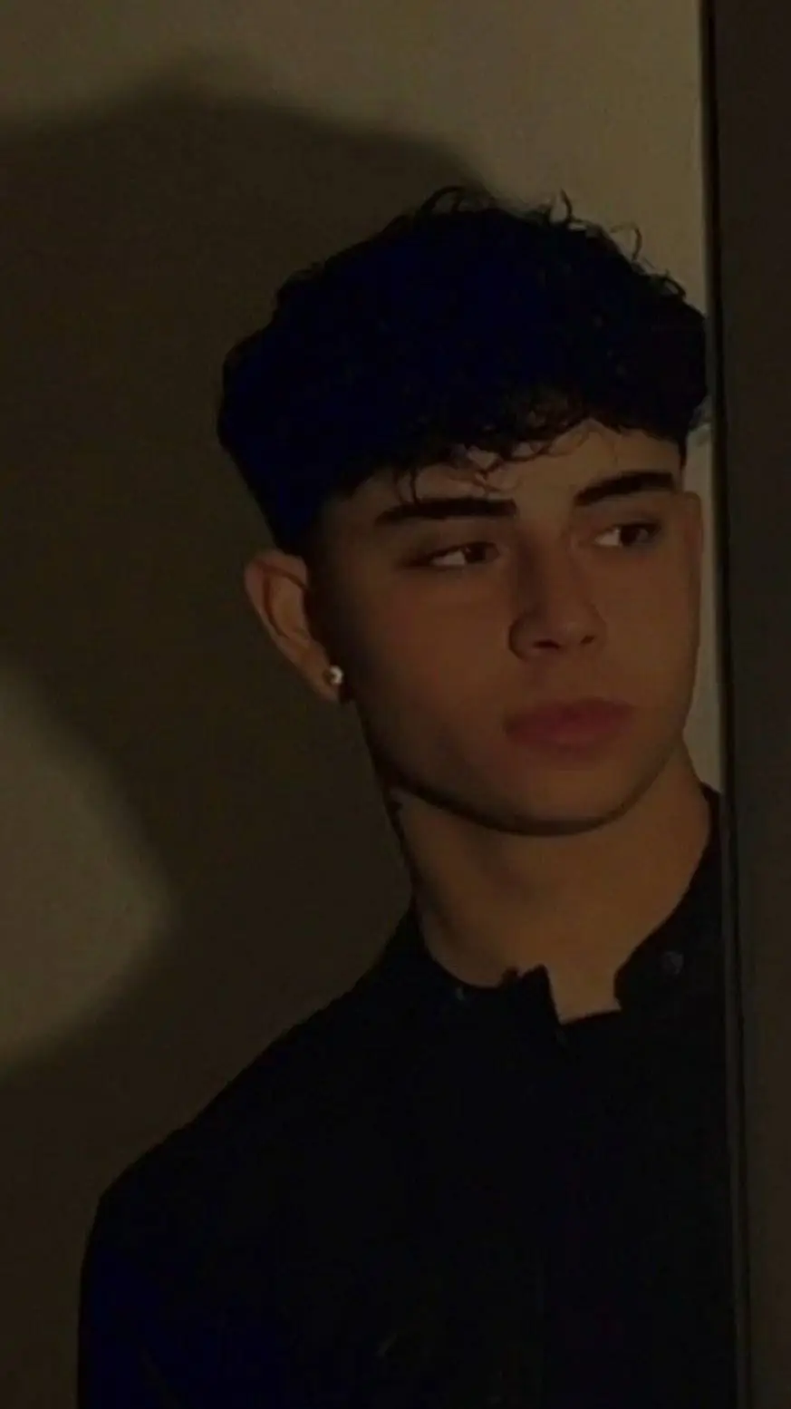 ai character: ×× Éden ×× background