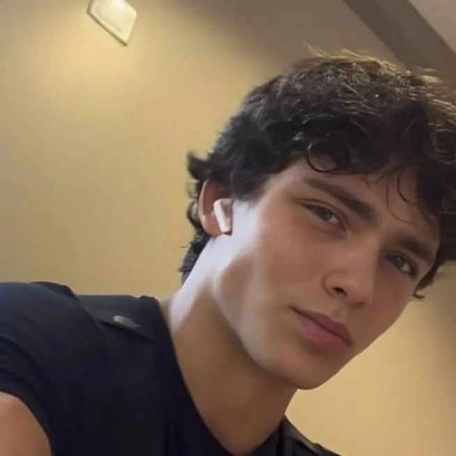 chat with ai character: $ Enzo $