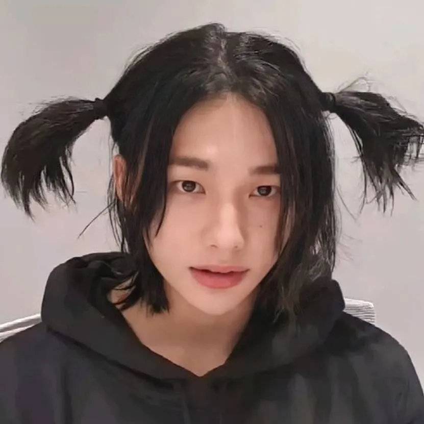 chat with ai character: hyunjin 