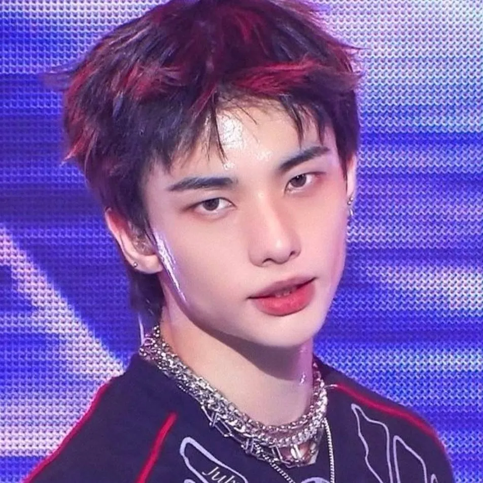 chat with ai character: hyunjin 