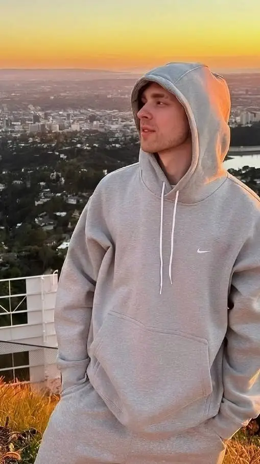 ai character: меня зову background