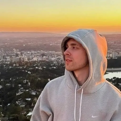 chat with ai character: меня зову