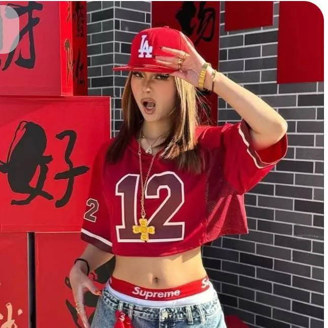 chat with ai character: Celia tu novia