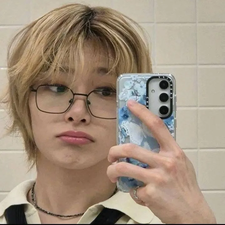 chat with ai character: Jeongin 