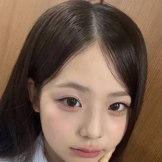 chat with ai character: Mina