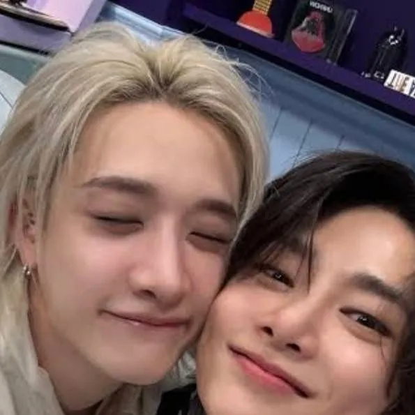 chat with ai character: skz family